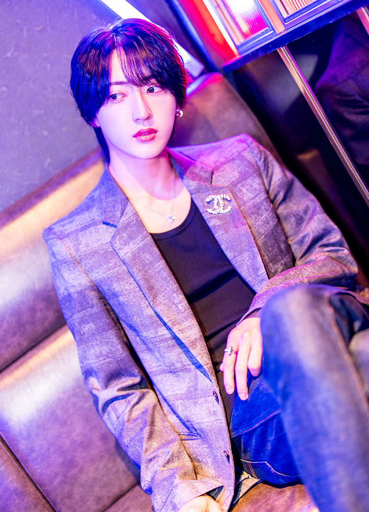 【ATOM-TOKYO-】美波 駿佑 異色の経歴を持つ男が、ホストという職業にどんな“本質”を見出したのか――今、その答えが明かされる。