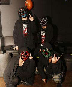 シックな仮面集団