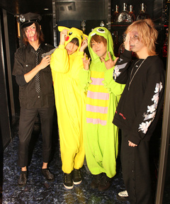 お茶目なポーズではいっちーず！