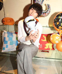 本物の高校生！？ブレザー姿が似合いますねぇ～♪