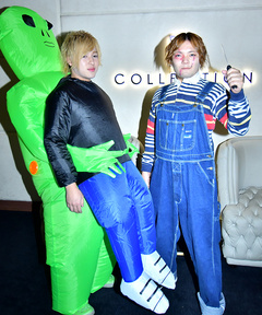 エイリアン？に抱き抱えられる人とチャッキーというトリッキーな組み合わせ♪