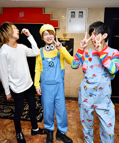 種類の違う3人がポーズをしっかり決めて登場!!