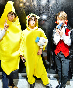 バナナ、ピカチュウ、ドラキュラの格好で登場!!