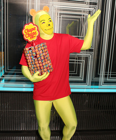 蜂蜜じゃなく、チュッパチャップスを配るプーさん