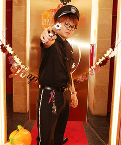 動くな、手を上げろ!!