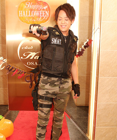 スワットのコスプレで登場～!